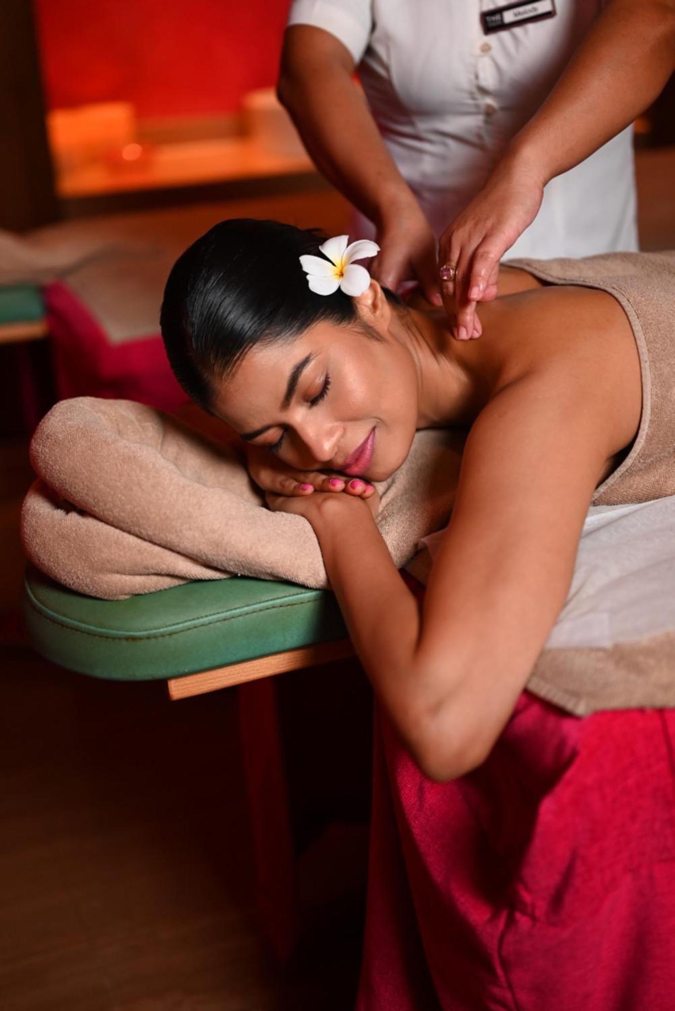 מלון The Park כלכותה מראה חיצוני תמונה A woman receiving a massage