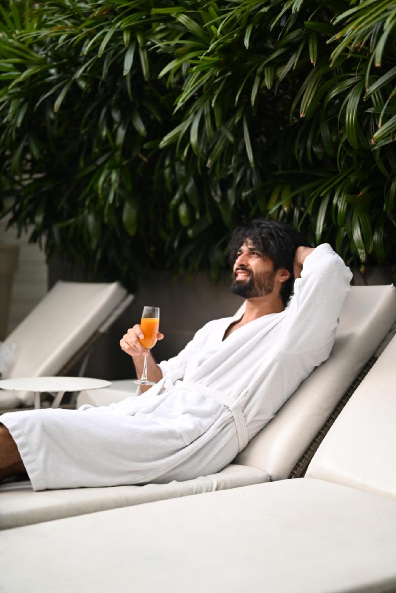 מלון The Park כלכותה מראה חיצוני תמונה A man wearing a bathrobe